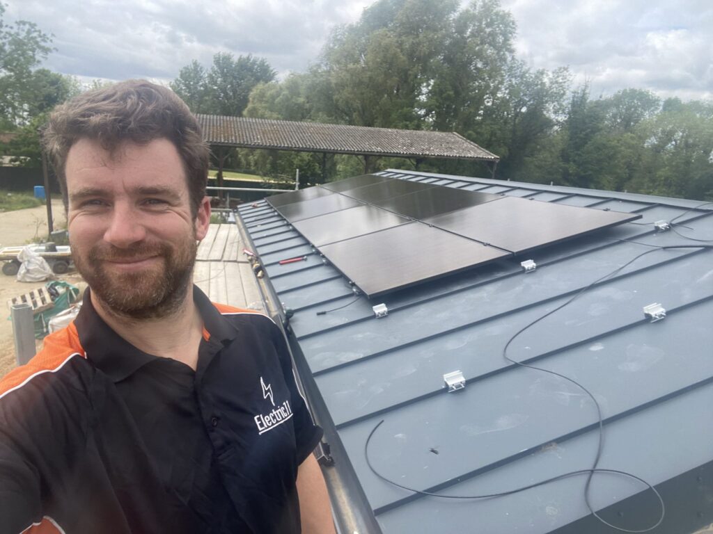 Standing Seam RETRO 25.554 Solar Installation