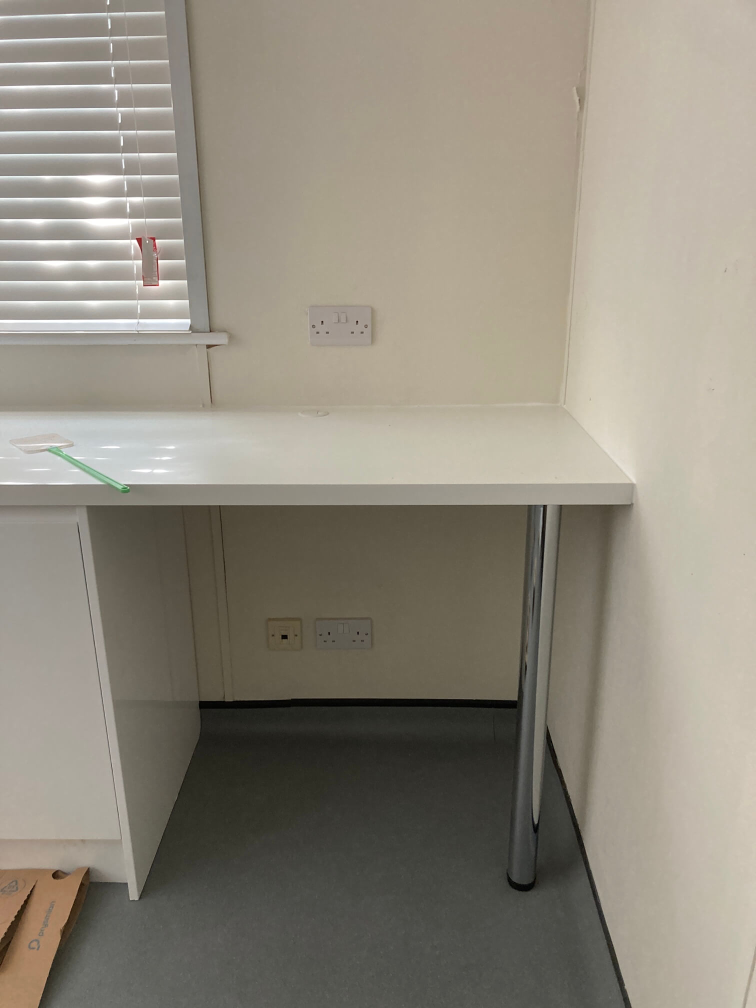 Completed laboratory workbench with double sockets above and below the counter