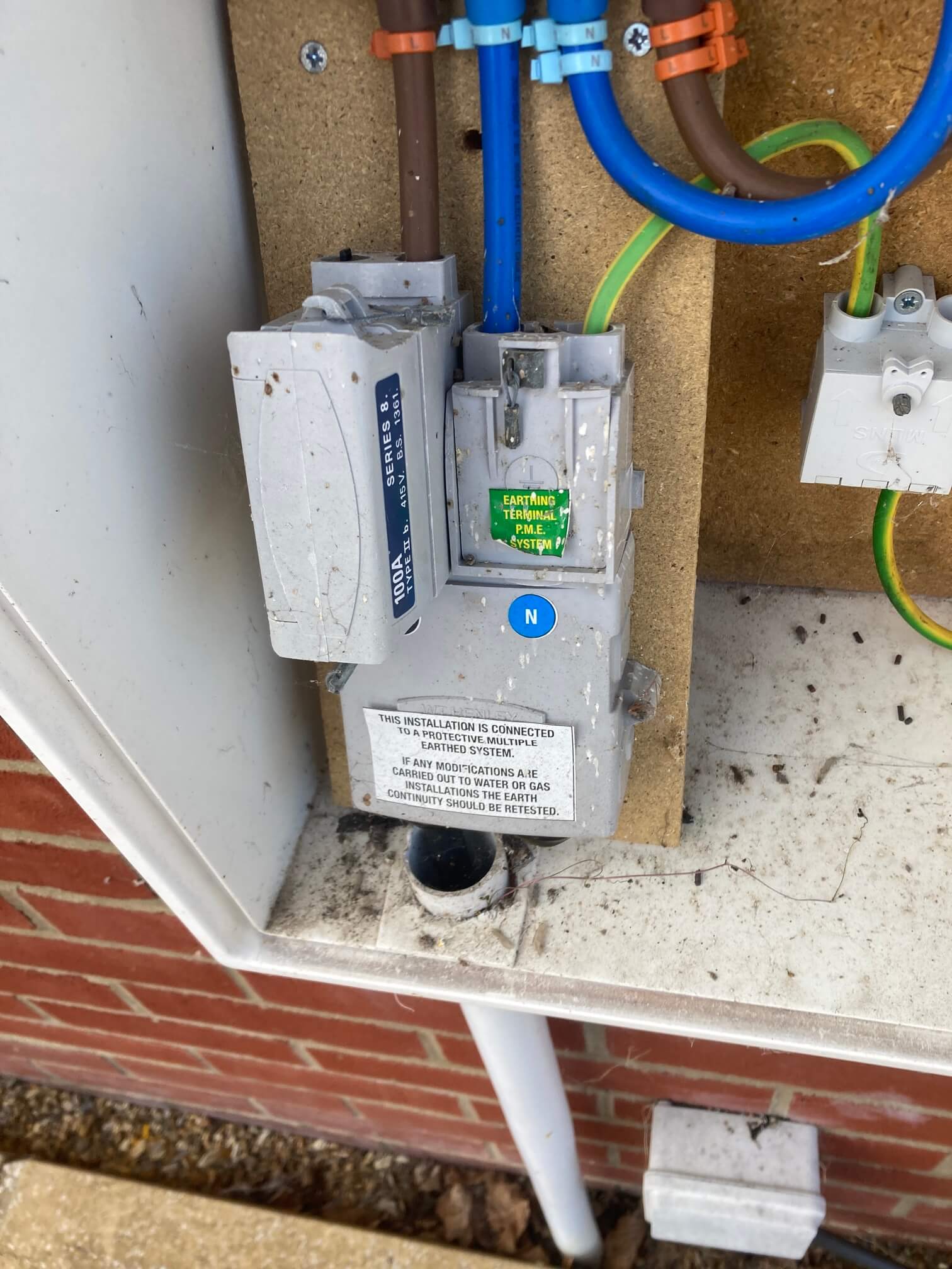 Existing 100 amp service head and PME earthing terminal