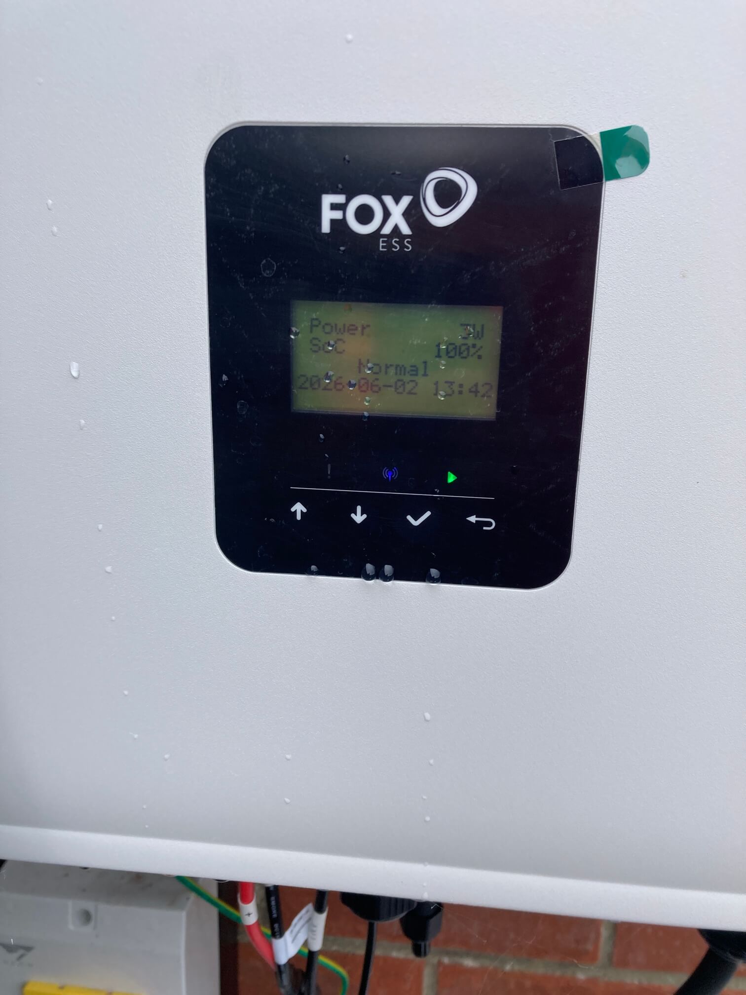 Fox ESS hybrid inverter display showing normal operation and full charge
